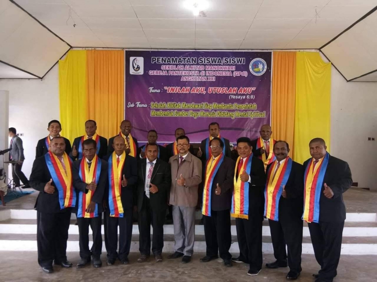 Foto bersama Dalam Acara Penamatan Siswa-Siswi Sekolah Alkitab Manokwari.  