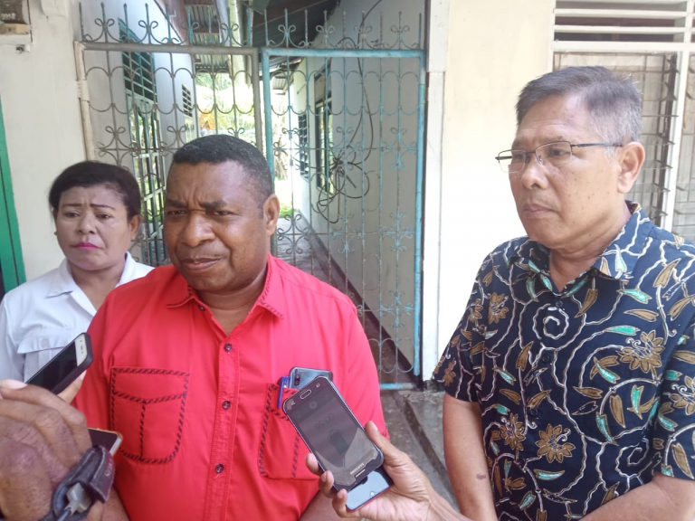 Bupati Manokwari Demas Paulus Mandacan (tengah), Wakil Bupati Edi Budoyo (kiri) saat diwawancara. (Foto/Warpur)