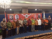 Anggota DPD RI asal Papua Barat Dr. Filep Wamafma, SH.,M.Hum disambut kehadirannya oleh Gubernur Papua Barat pada puncak HPN 2020, Sabtu (15/2). (Foto/Warpur)