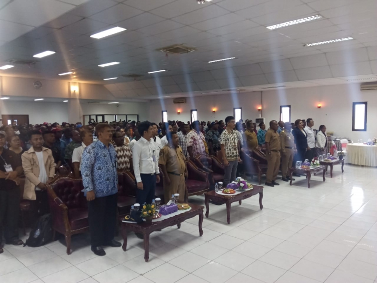 Gubernur Papua Barat membuka sosialisasi aplikasi SIKAP tentang tata cara pendaftaran profil bagi pengusaha orang asli Papua, Senin (17/2). (Foto/warpur)