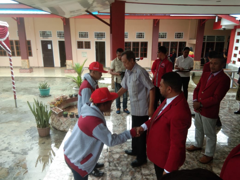 Dr Filep Wamafma, SH.,M.Hum saat melepas ratusan mahasiswa STIH Manokwari untuk mengikuti KKN selama dua bulan lamanya, Senin (17/2).  (Foto/Warpur)