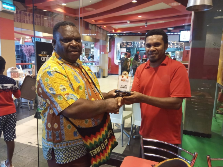 Terima Penghargaan PWI Papua Barat kategori Peduli Lingkungan, Ketua DPR Papua Barat Orgenes Wonggor berterima kasih kepada wartawan, Rabu (19/2)