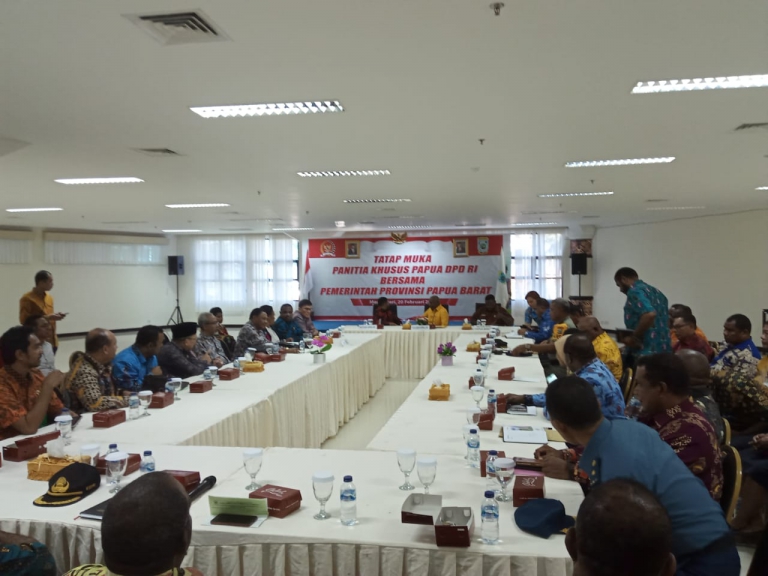 Pertemuan Gubernur Papua Barat bersama pansus Papua DPD RI di ruang kantor gubernur Papua Barat, Kamis (20/2)