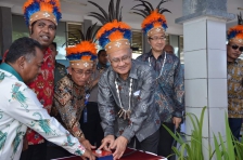 Duta Besar Jepang Didampingi Bupati Biak Saat Launching Pembangunan Sejumlah Fasilitas Penunjang Program Sentra Kawasan Perikanan Terpadu (SKPT) di Kompleks PPI dan Pasar Ikan Fandoy. (Foto/Ist)