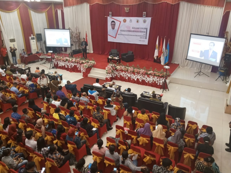 Menteri Pendayagunaan Apartur Negara dan Reformasi Birokrasi Tjahjo Kumolo saat memberikan kuliah umum di Kabupaten Manokwari, Papua Barat, Jumat (21/2/2020). (Foto/Warpur)