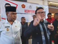Menpan RB Tjahjo Kumolo saat didampingi Wagub Mohamad Lakotani ketika jumpa wartawan usai memberi kuliah umum di Manokwari, Jumat (21/2). (Foto/Warpur)