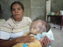 Foto:Yohanes Eduardus Gili saat dipangku ibunya Rensiana Moi