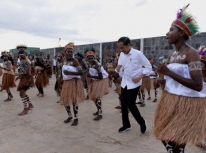 Joko Widodo and the papuan women in an event. (Source/ twitter @jokowi)