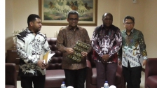 Dr. Filep Wamafma (DPD RI), Suahasil Nazara (Wamenkeu), Markus Waran (Bupati Mansel) usai pertemuan (25/2/2020). (Foto/Fren)