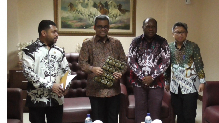 Dr. Filep Wamafma (DPD RI), Suahasil Nazara (Wamenkeu), Markus Waran (Bupati Mansel) usai pertemuan (25/2/2020). (Foto/Fren)