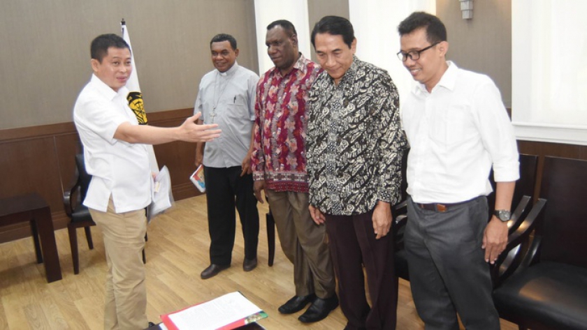 Menteri ESDM Ignasius Jonan (kiri) berbincang dengan Uskup Timika Mgr John Philip Saklil Pr (kedua kiri) yang didampingi sejumlah perwakilan masyarakat adat sebelum pertemuan tertutup di Kementerian ESDM, Jakarta, Senin (27/2/2017). ANTARA FOTO/Akbar Nugroho Gumay

