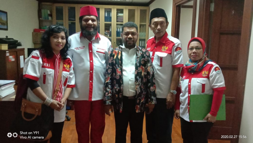 Dr. Filep Wamafma bersama pengurus Gerakan Cinta Indonesia. (Foto/fren)