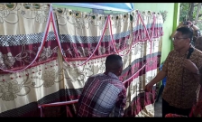 Anggota komite III DPD RI Yance Samonsabra, dampingi  Wabup Manokwari Edi Budoyo meresmikan gedung Bumdes kampung Wamfoura, distrik Masni, kabupaten Manokwari, Jumat (28/2). (Foto/Warpur)