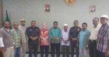 5 dari 7 raja di Kokas saat menyampaikan berkas untuk Pemekaran Daerah Otonomi Baru Kabupaten Kokas, Fakfak,Papua Barat . Tampak Plt. Sekda Fakfak, Drs. Ali Baham Temongmere, MTP bersama empat Raja dan perwakilan dari empat petuanan, Kamis (1/8/2019). 

(Foto : papuadalamberita.com)