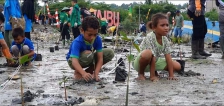 Wajah anak-anak yang terlibat penanaman bibit pohon mangrove di Teluk Sawaibu, kabupaten Manokwari, Papua Barat. (Foto: Warpur)