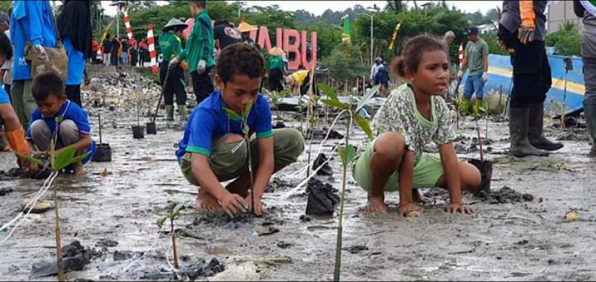 Wajah anak-anak yang terlibat penanaman bibit pohon mangrove di Teluk Sawaibu, kabupaten Manokwari, Papua Barat. (Foto: Warpur)
