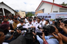 Delegasi parlemen saat mengunjungi Wamena untuk pembangunan Rumah oleh kementerian PUPR pasca rusuh Rasial di Beberapa daerah di Papua. (Foto: Rahmat)