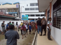 Masa dari Paslon Bupati Manokwari Ronald Mambieuw dan Wakil Bupati Reineke Exonia Musa atau Romansa yang hadir menyaksikan sidang musyawarah sengketa Pilkada Manokwari, Selasa (3/3). (Foto: Warpur)