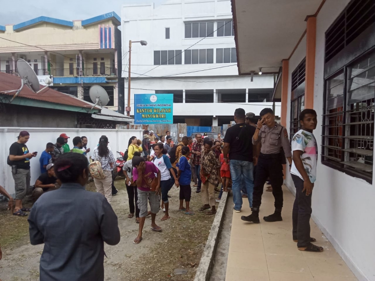 Masa dari Paslon Bupati Manokwari Ronald Mambieuw dan Wakil Bupati Reineke Exonia Musa atau Romansa yang hadir menyaksikan sidang musyawarah sengketa Pilkada Manokwari, Selasa (3/3). (Foto: Warpur)
