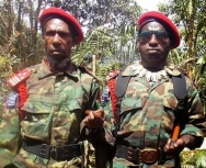 Brigjend. Lamek Tablo (Kanan) & Kol. Okpapi Enos Alwolmabin (Kiri). (Foto: babab.net)