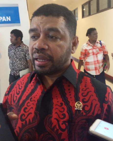 Dr. Filep Wamafma saat berada di Basana Inn Hotel Biak Numfor. (Foto: Warpur)