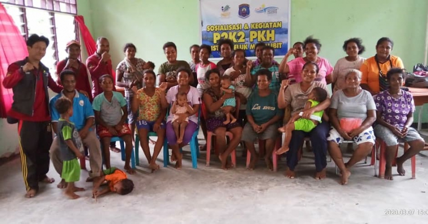 Foto bersama usai kegiatan sosialisasi Program Keluarga Harapan di Waisai, Raja Ampat. (7/03/2020)