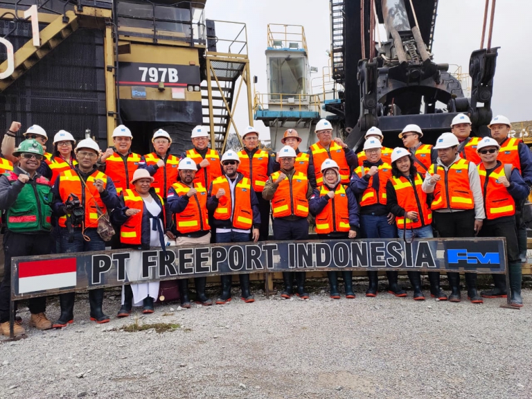 Pimpinan MPR RI bersama anggota DPR RI, DPD RI Dapil Papua dan Papua Barat bersama rekan lainnya saat berada di Tembagapura. (Foto: Rahmat)