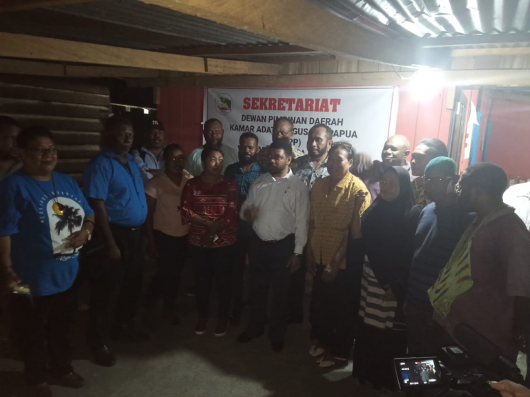 Pertemuan senator DPD RI asal Papua Barat, Filep Wamafma bersama Pengusaha orang asli Papua di Sekertariat Kamar Adat Pengusaha Papua (KAPP) Kabupaten Manokwari, Papua Barat, Senin (9/3). (Foto: Warpur)