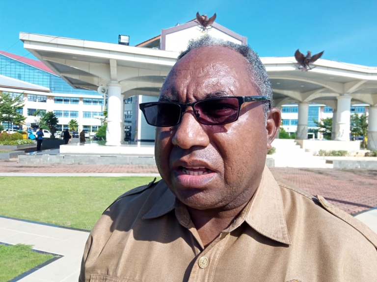 Kepala Dinas Pendidikan Papua Barat, Barnabas Dowansiba. (Foto: Warpur)