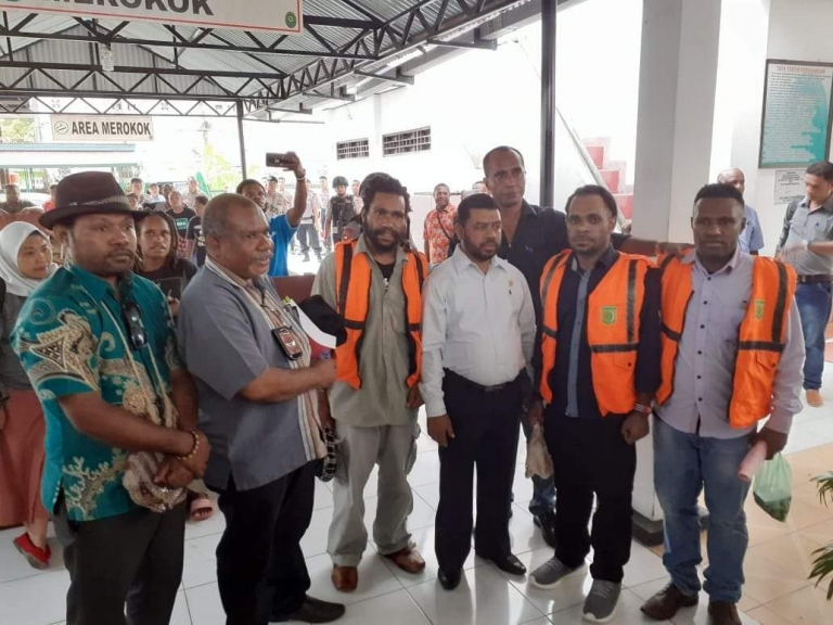 Ketua pansus Papua DPD RI, Dr. Filep Wamafma, SH.,M.Hum temui terdakwa makar setelah menjalani sidang di Pengadilan Negeri Manokwari, Senin (9/3)