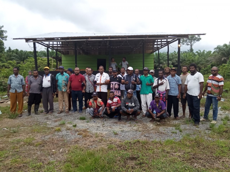 Masyarakat suku Meyah sampaikan aspirasi tentang pengurusan badan hukum tambang emas kepada senator asal Papua Barat Filep Wamafma, Rabu (12/3) (Foto: Warpur)
