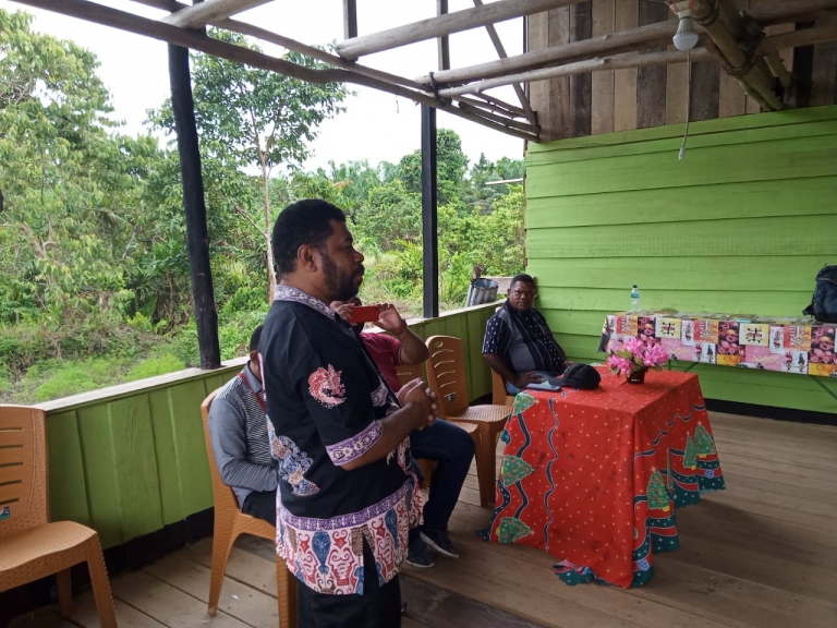 Senator Filep Wamafma menerima aspirasi dari masyarakat adat suku Meyah, distrik Masni, kabupaten Manokwari, Papua Barat. (Foto: Warpur)