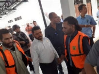 Filep Wamafma saat temui terdakwa makar (9/3). (Foto: Warpur)