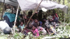 Masyarakat Nduga bersembunyi di hutan selama TNI-Polri melakukan pengejaran kelompok Egianus Kogoya, di Mapenduma, 2018 (Foto : Leri Gwijangge)