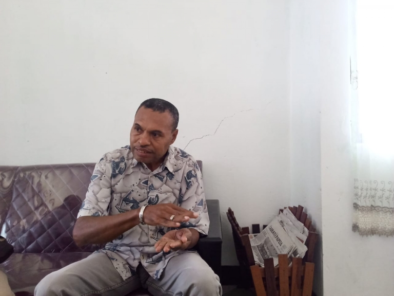 Ketua Komite SMP Negeri 2 Manokwari, Ishak Sembor mendukung proses hukum terhadap penyebar video yang dinilai mencemarkan nama baik  sekolah, Sabtu (14/3)