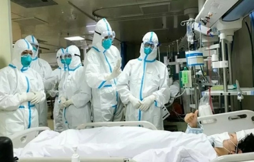 Ilustrasi Petugas saat menangani pasien suspect corona