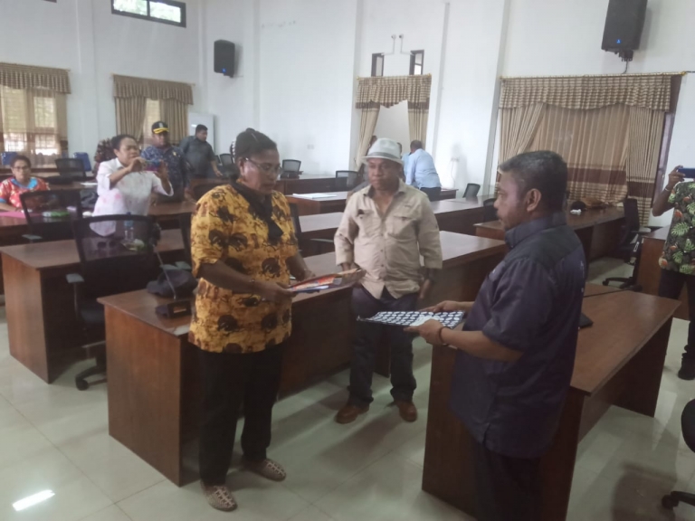 Tokoh perempuan Papua suku Tehit Sorong Selatan, Yokbeth Kondjol  mengadu kepada MRP PB, Selasa (17/3/2020) 
(Foto: Warpur)