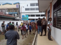 Tampak terlihat masyarakat yang hadir di halaman kantor Bawaslu Manokwari, pasca tahapan sidang Bawaslu atas sengketa Pilkada pasangan calon independen Romansa. (Foto  :  Warpur)