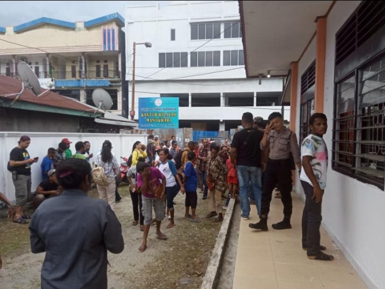 Tampak terlihat masyarakat yang hadir di halaman kantor Bawaslu Manokwari, pasca tahapan sidang Bawaslu atas sengketa Pilkada pasangan calon independen Romansa. (Foto  :  Warpur)