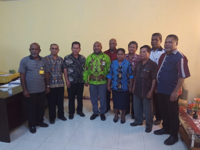 Kepala SMA/SMK kabupaten Manokwari diskusi bersama Staf KSP Presiden Laus Rumayom di SMA YPK Oikumene Manokwari, Kamis (19/3)