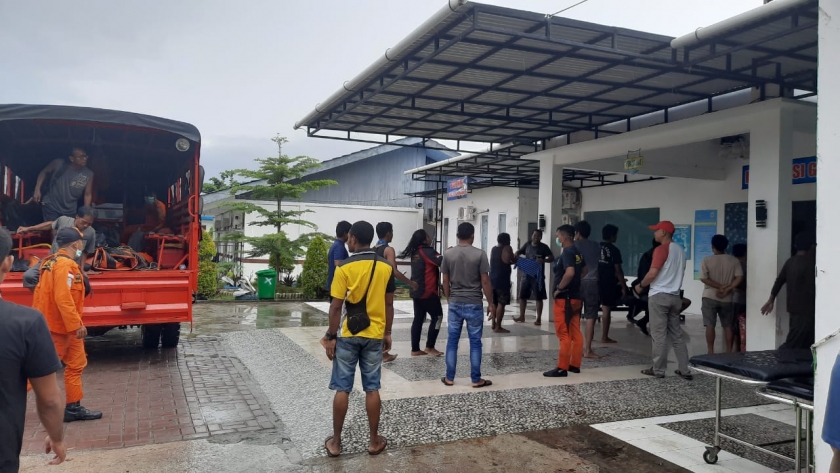 Sebanyak 18 ABK kargo yang dievakuasi dari lokasi tenggelamnya kapal di perairan Kabupaten Manokwari dan mendapat pertolongan medis di RS AL Manokwari, Sabtu (21/3)