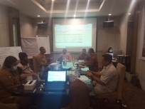 Senator Filep Wamafma Pantau langsung Sekertariat satgas Covid-19 Papua Barat di Manokwari, Papua Barat, Senin (23/3).