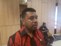Wawancara khusus Filep Wamafma oleh awak media sesaat setelah keluar dari ruang Sekertariat Satgas Covid-19 Papua Barat di Swissbel Manokwari, Senin (23/3)