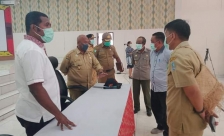 Pertemuan Bupati  Biak Numfor bersama stakeholder untuk penutupan tempat hiburan malam, Senin (23/3/2020)