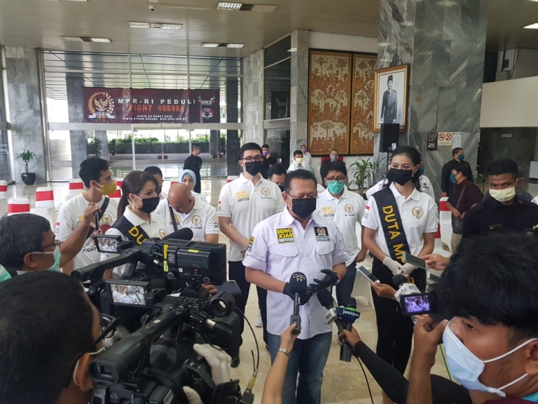 Aksi Solidaritas MPR bersama PWI memerangi virus corona (COVID-19)  di lobi Nusantara III, Senayan, Jakarta, Senin siang (Senin, 23/3/2020)