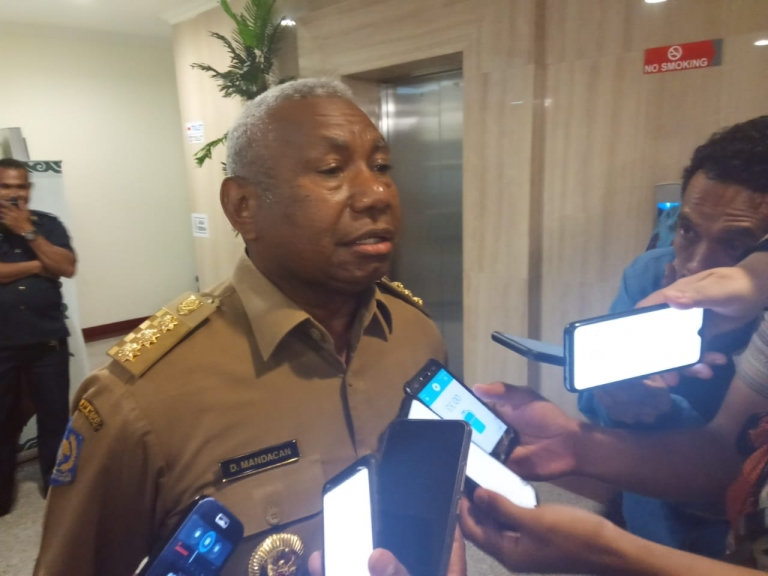 Gubernur Papua Barat, Dominggus Mandacan