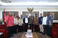 Ketua dan Anggota Forum Komunikasi Honorer Se-Provinsi Papua Usai Bertemu Menpan RB, Tjahjo Kumolo, S.H