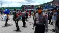 Aktivitas penumpang KM Ciremai saat sandar di pelabuhan umum Manokwari, Kamis (26/3)