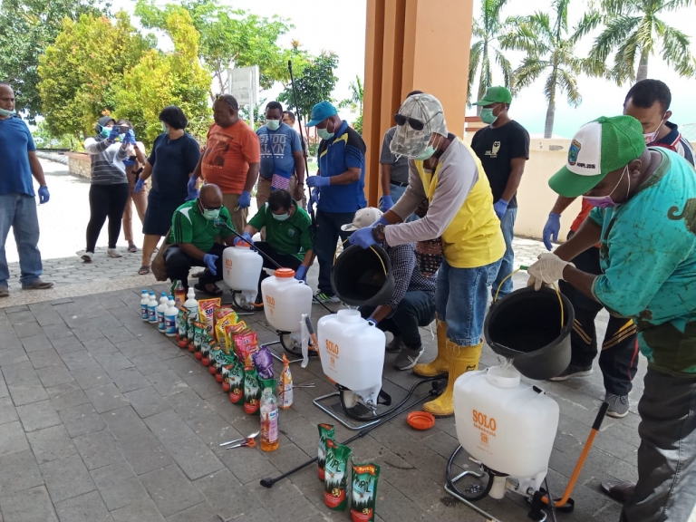 Bahan-bahan yang digunakan untuk penyemprotan wabah diruang kantor Dishut Papua Barat guna menjaga kebersihan dan sekaligus menghindari wabah virus corona, Jumat (27/3)