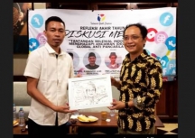 Sekjen DPP PKB, M. Hasanudin Wahid saat menerima cendramata dari Ketum IYC. 
